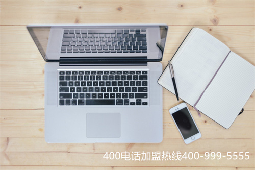 桌上放有筆記本電腦、筆記本、筆及手機(jī)
